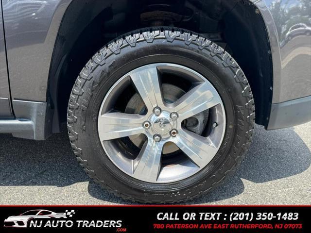 Photo of 2017 Granite Crystal Metallic Clearcoat Jeep Compass