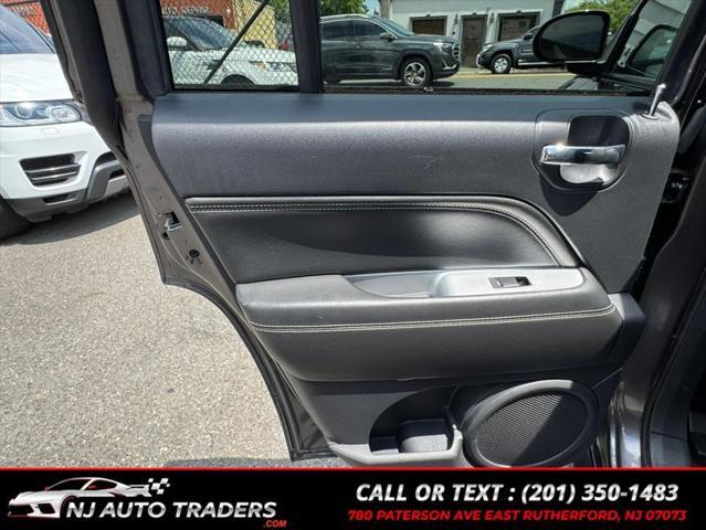 Photo of 2017 Granite Crystal Metallic Clearcoat Jeep Compass