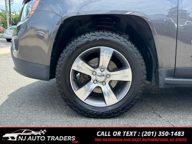 Photo of 2017 Granite Crystal Metallic Clearcoat Jeep Compass