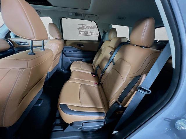 Photo of 2024 Boulder Gray Pearl Nissan Pathfinder