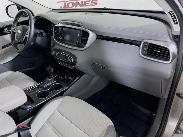 Photo of 2019 Titanium Silver Kia Sorento