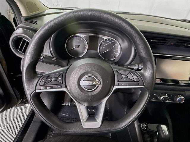 Photo of 2022 Super Black Nissan Kicks