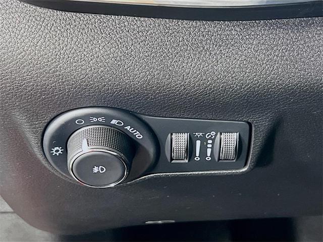 Photo of 2022 Redline Pearlcoat Jeep Compass