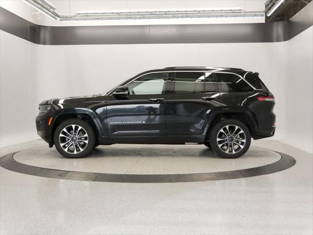 Photo of 2022 Diamond Black Crystal Pearlcoat Jeep Grand Cherokee