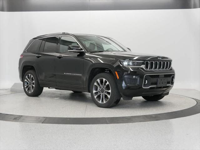 Photo of 2022 Diamond Black Crystal Pearlcoat Jeep Grand Cherokee