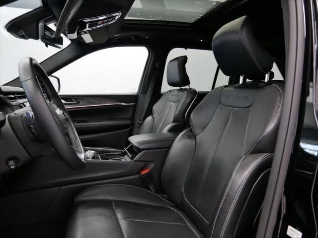 Photo of 2022 Diamond Black Crystal Pearlcoat Jeep Grand Cherokee