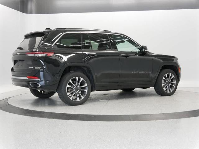 Photo of 2022 Diamond Black Crystal Pearlcoat Jeep Grand Cherokee