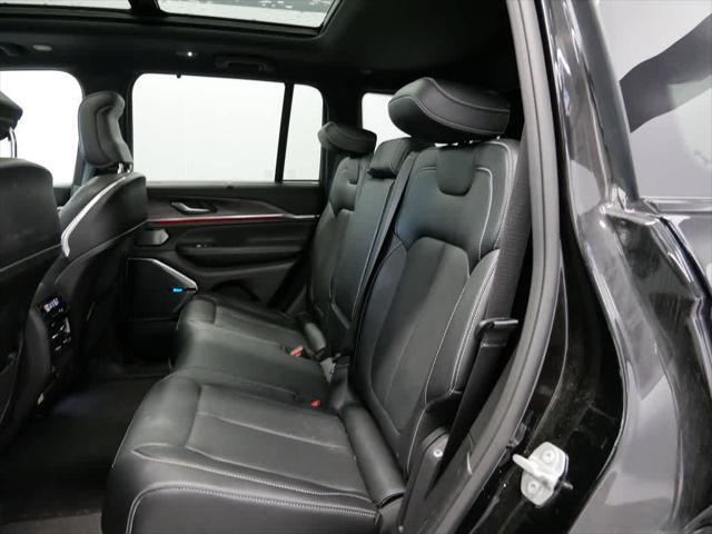 Photo of 2022 Diamond Black Crystal Pearlcoat Jeep Grand Cherokee
