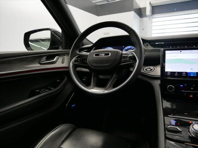 Photo of 2022 Diamond Black Crystal Pearlcoat Jeep Grand Cherokee