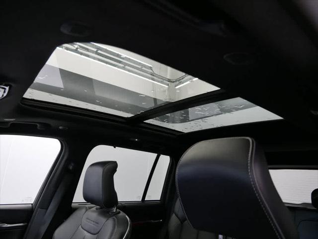 Photo of 2022 Diamond Black Crystal Pearlcoat Jeep Grand Cherokee