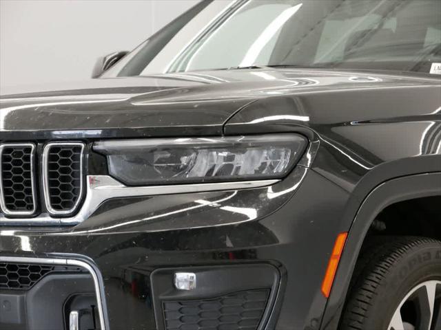 Photo of 2022 Diamond Black Crystal Pearlcoat Jeep Grand Cherokee