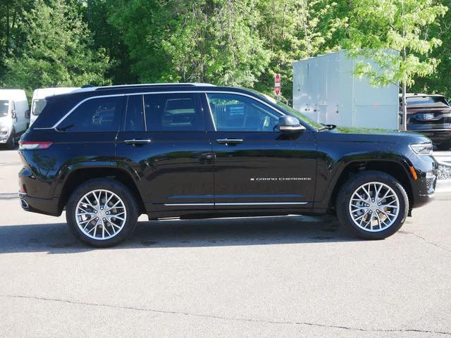 Photo of 2023 Diamond Black Crystal Pearlcoat Jeep Grand Cherokee