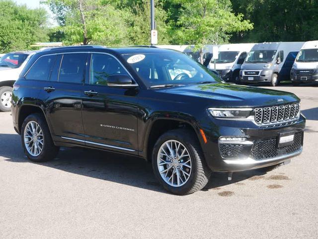 Photo of 2023 Diamond Black Crystal Pearlcoat Jeep Grand Cherokee