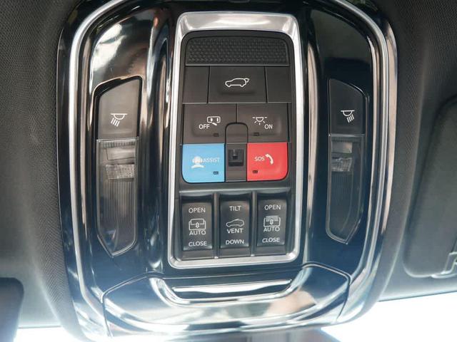 Photo of 2023 Diamond Black Crystal Pearlcoat Jeep Grand Cherokee