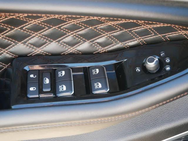 Photo of 2023 Diamond Black Crystal Pearlcoat Jeep Grand Cherokee