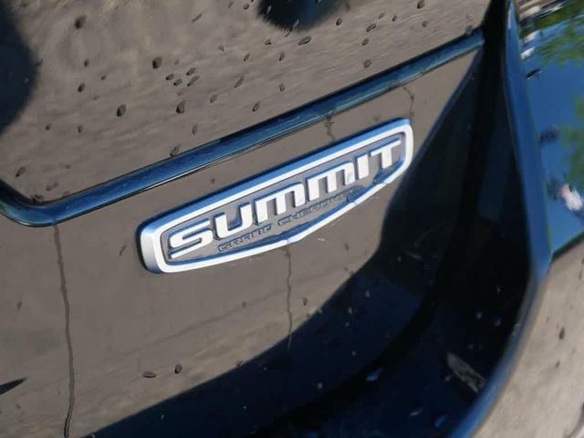 Photo of 2023 Diamond Black Crystal Pearlcoat Jeep Grand Cherokee