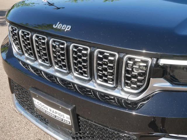 Photo of 2023 Diamond Black Crystal Pearlcoat Jeep Grand Cherokee