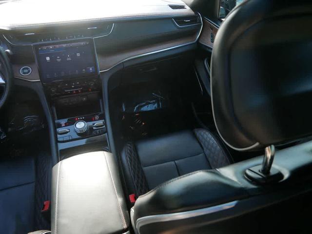 Photo of 2023 Diamond Black Crystal Pearlcoat Jeep Grand Cherokee