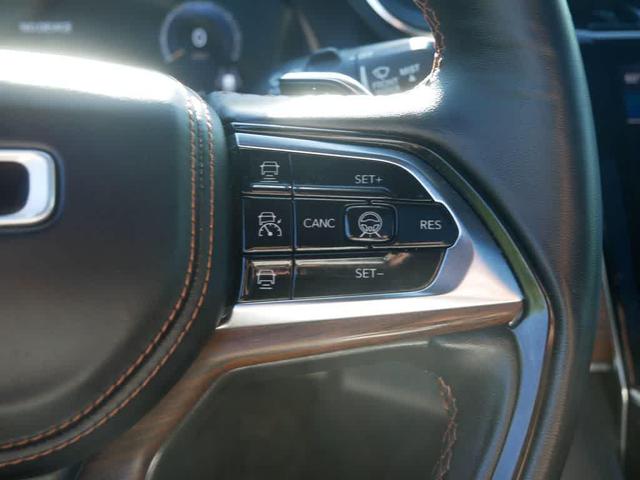 Photo of 2023 Diamond Black Crystal Pearlcoat Jeep Grand Cherokee