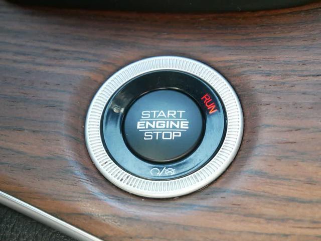 Photo of 2023 Diamond Black Crystal Pearlcoat Jeep Grand Cherokee