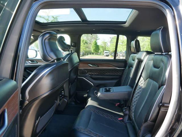 Photo of 2023 Diamond Black Crystal Pearlcoat Jeep Grand Cherokee