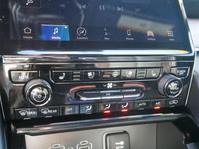 Photo of 2023 Diamond Black Crystal Pearlcoat Jeep Grand Cherokee
