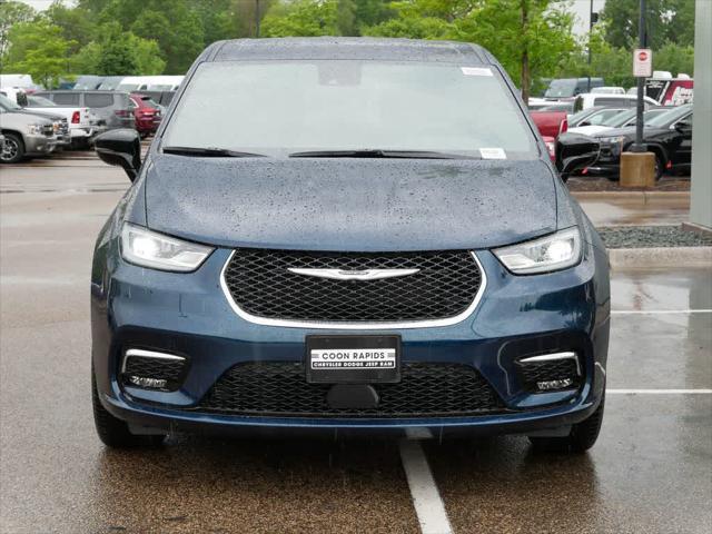 Photo of 2025 Fathom Blue Pearlcoat Chrysler Pacifica