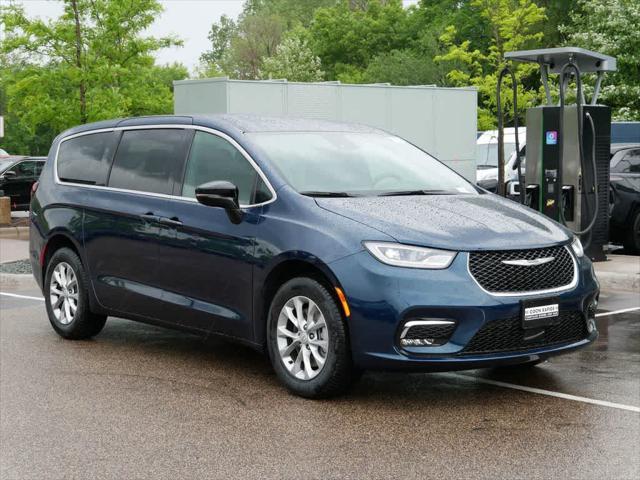 Photo of 2025 Fathom Blue Pearlcoat Chrysler Pacifica