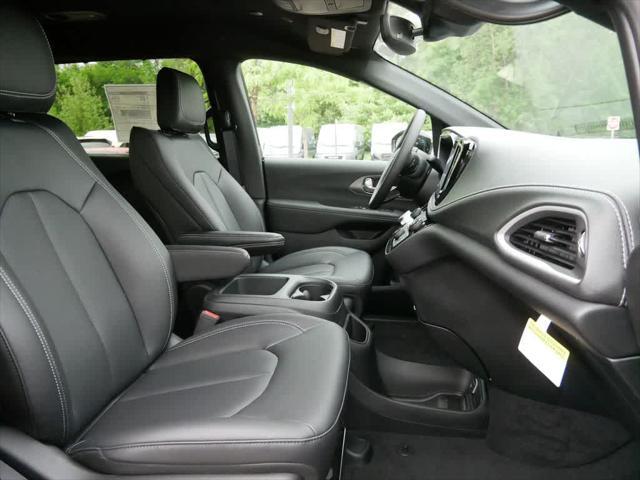 Photo of 2025 Fathom Blue Pearlcoat Chrysler Pacifica