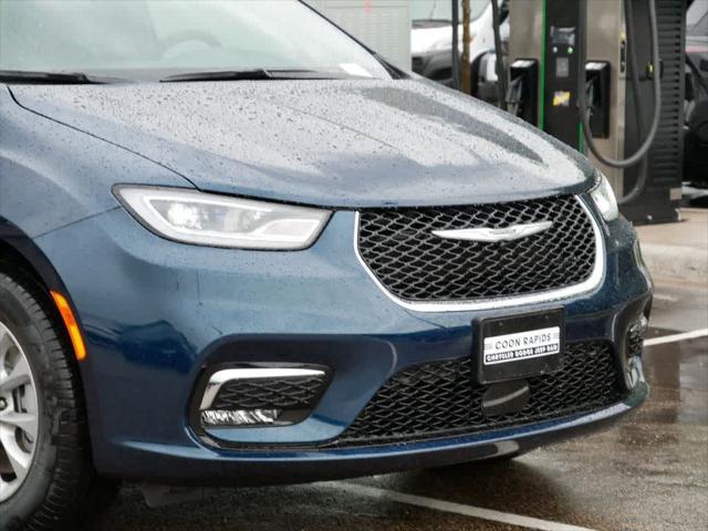 Photo of 2025 Fathom Blue Pearlcoat Chrysler Pacifica