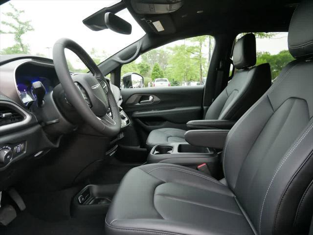 Photo of 2025 Fathom Blue Pearlcoat Chrysler Pacifica