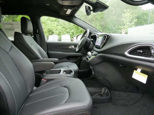 Photo of 2025 Fathom Blue Pearlcoat Chrysler Pacifica