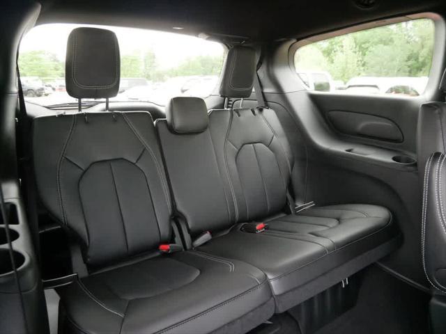 Photo of 2025 Fathom Blue Pearlcoat Chrysler Pacifica