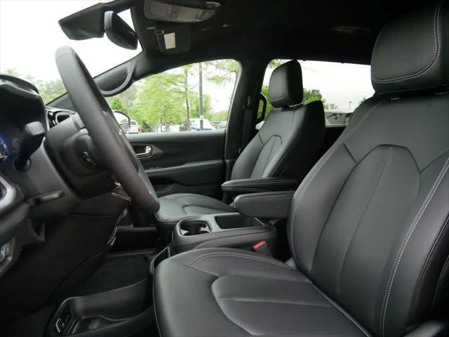 Photo of 2025 Fathom Blue Pearlcoat Chrysler Pacifica