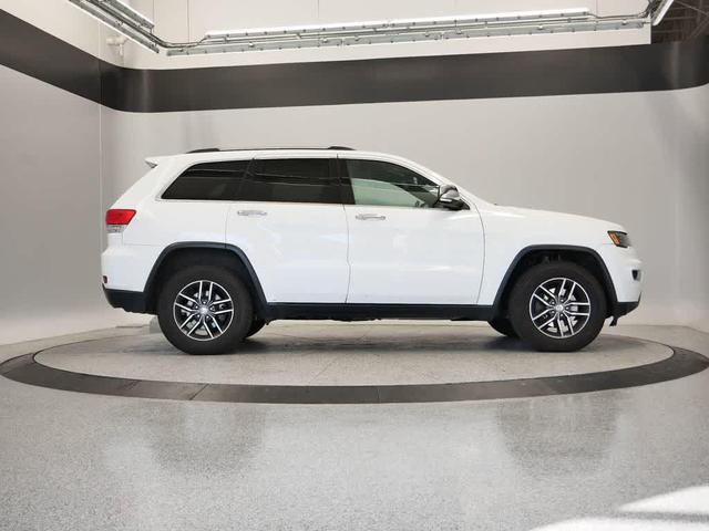 Photo of 2017 Bright White Clearcoat Jeep Grand Cherokee
