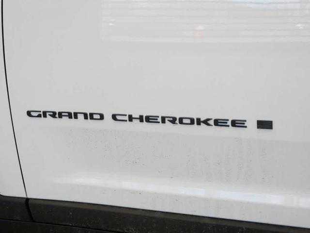 Photo of 2025 Bright White Clearcoat Jeep Grand Cherokee