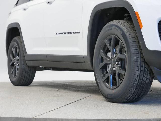 Photo of 2025 Bright White Clearcoat Jeep Grand Cherokee