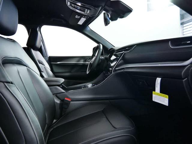 Photo of 2025 Bright White Clearcoat Jeep Grand Cherokee