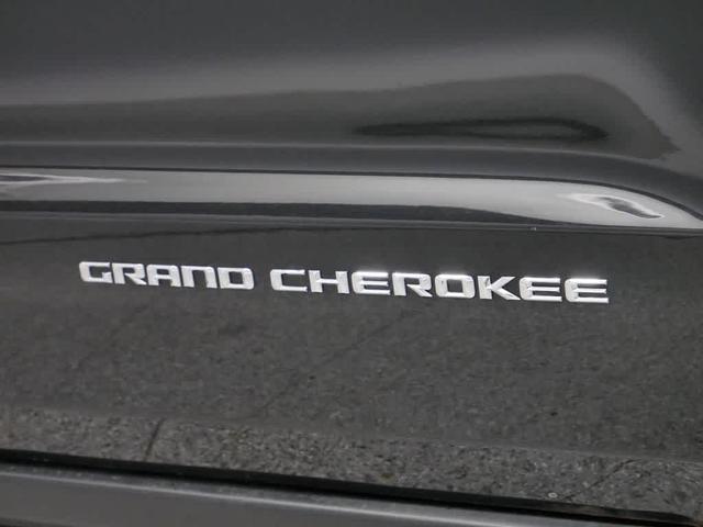 Photo of 2016 Brilliant Black Crystal Pearlcoat Jeep Grand Cherokee