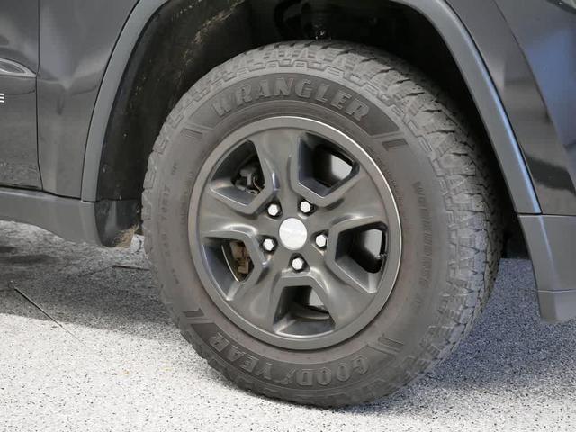 Photo of 2016 Brilliant Black Crystal Pearlcoat Jeep Grand Cherokee