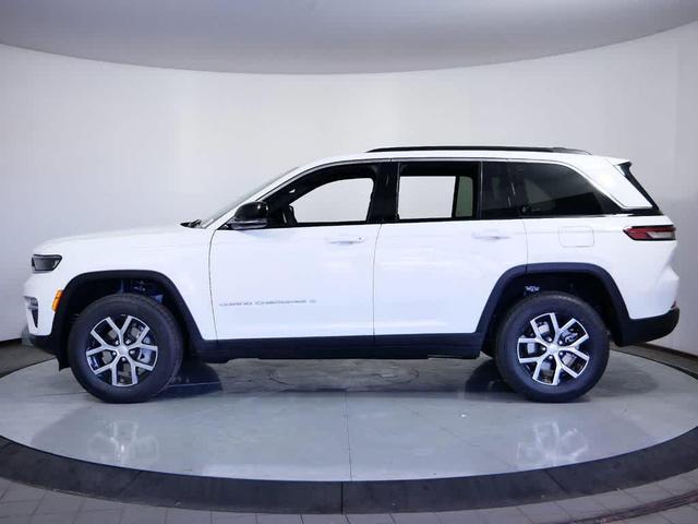 Photo of 2025 Bright White Clearcoat Jeep Grand Cherokee