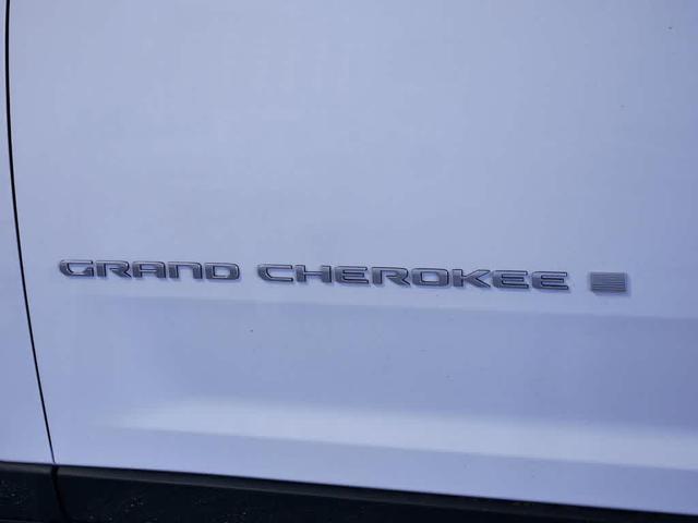 Photo of 2025 Bright White Clearcoat Jeep Grand Cherokee