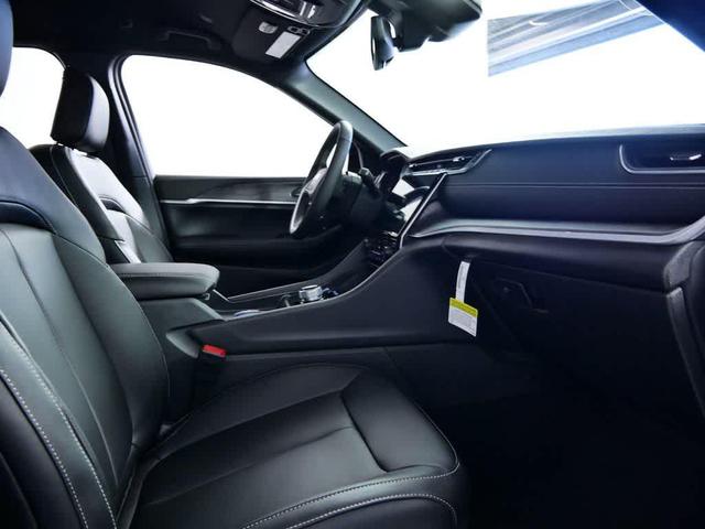 Photo of 2025 Bright White Clearcoat Jeep Grand Cherokee