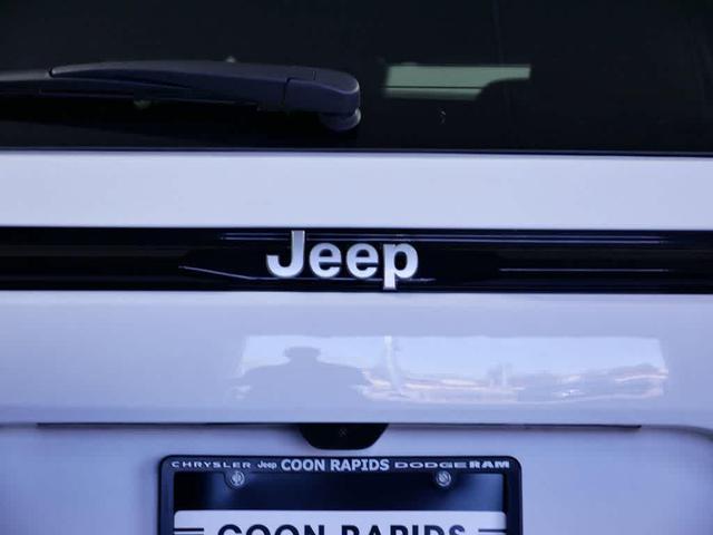 Photo of 2025 Bright White Clearcoat Jeep Grand Cherokee