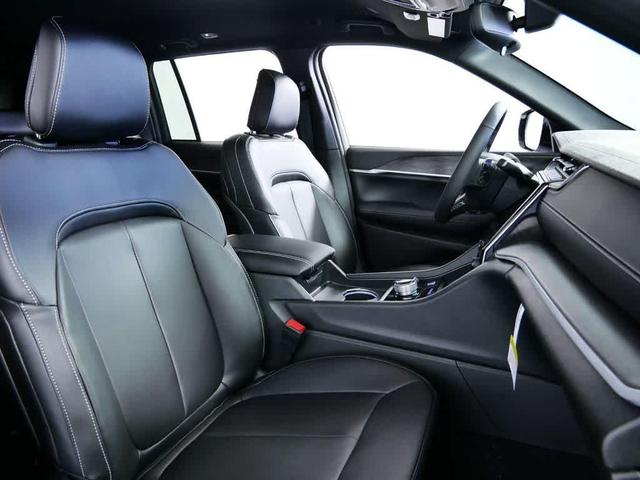 Photo of 2025 Bright White Clearcoat Jeep Grand Cherokee