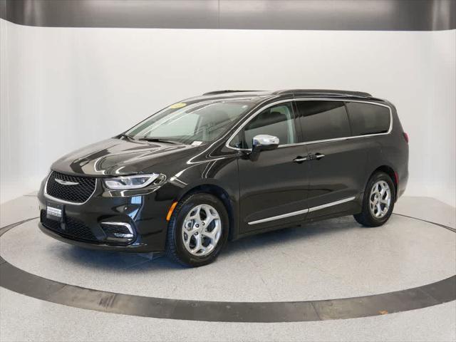 Photo of 2023 Brilliant Black Crystal Pearlcoat Chrysler Pacifica