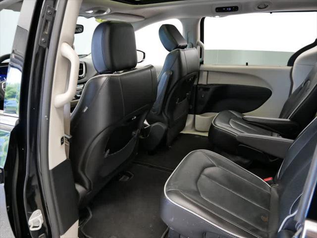 Photo of 2023 Brilliant Black Crystal Pearlcoat Chrysler Pacifica
