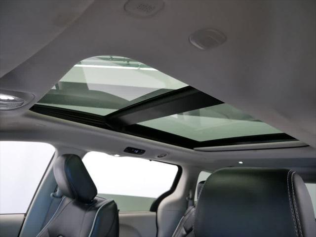 Photo of 2023 Brilliant Black Crystal Pearlcoat Chrysler Pacifica