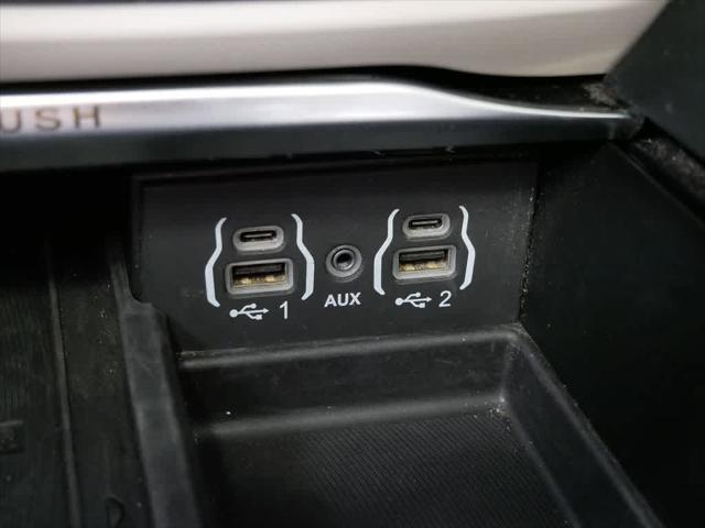 Photo of 2023 Brilliant Black Crystal Pearlcoat Chrysler Pacifica