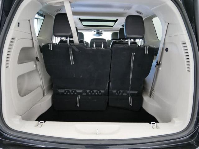 Photo of 2023 Brilliant Black Crystal Pearlcoat Chrysler Pacifica